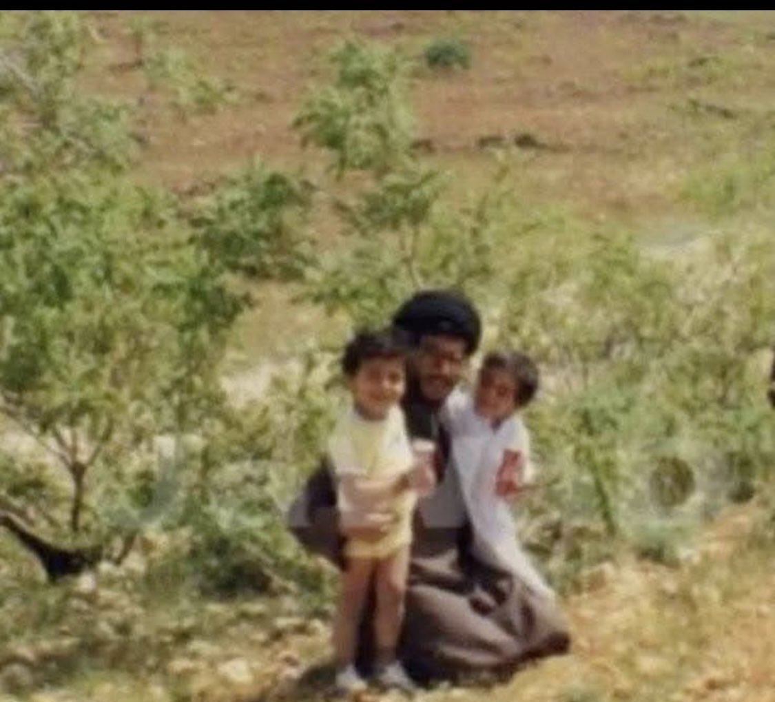 صورة نادرة لسماحة الــســيـ.ـد الأســمـ.ـى مع نجليه هادي و جواد 🌸🤍