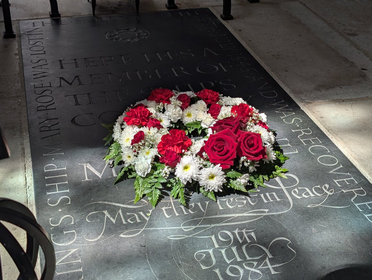 During the service, a wreath was placed on the grave of a member of the Mary Rose's crew, representing not just the 500 men who lost their lives on 19th July 1545, but all those lost at sea over the centuries.