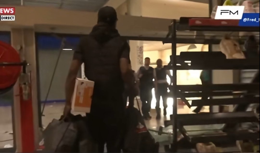 SupaireNoodle's tweet photo. jsors de la salle de pause des madeleines plein les bras j'ouvre la porte jtombe nez à nez avec les 6 aide soignantes du service https://t.co/yrzs4Bm3xW