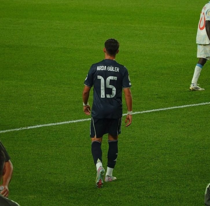 • Aucun égo 
• Aucune polémique 
• Aucune plainte sur son rôle 
• Aucune plainte sur son temps de jeu
• Aucune plainte sur son salaire

Juste un crack qui veut jouer au football