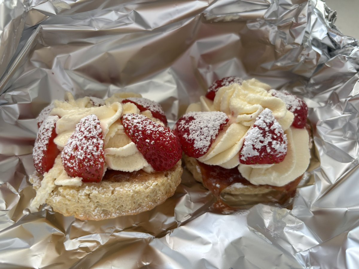 NoniSturge's tweet image. My neighbour brought round some homemade scones 😋
I frequently get spoilt 🥰
Have a lovely day everyone. Lots of smiles ☺️