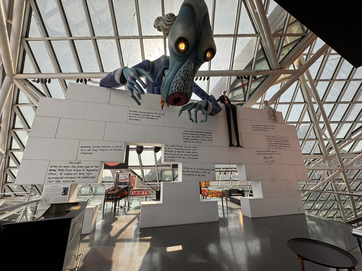 Brain_Frog_'s tweet photo. Being a Pokemon Professor is like living in a little nerdy fairytale. Like what do you mean I get to hang out with really cool people, and learn about really cool stuff all while being in the Rock and Roll Hall of Fame? Crazy!
#playpokemon #professorconference https://t.co/XLXjdd689U