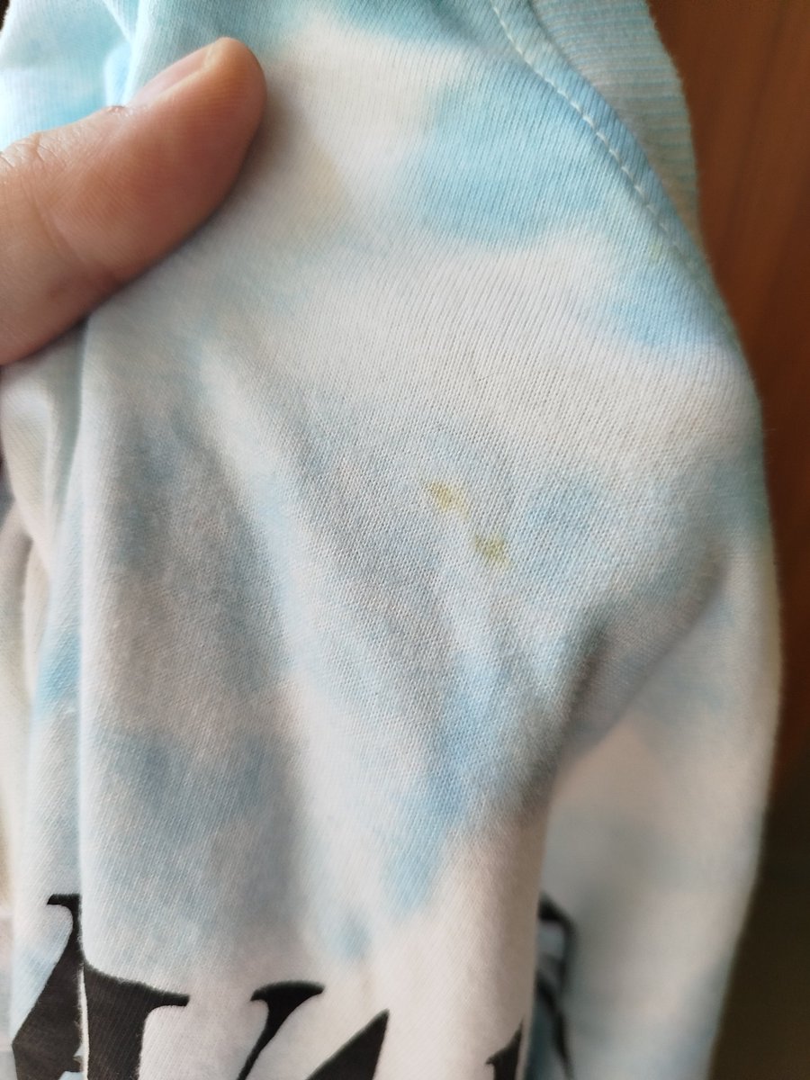 EmperorCrossV2's tweet image. J&apos;ai acheté un t-shirt sur Vinted, il paraissait bien et est arrivé taché devant, derrière et avait une gigantesque auréole jaunâtre de je ne sais quoi

Et après je me tape 1 étoile en disant &quot;OUi mAiS c&apos;Est PaS Du nEuf&quot; vos gueule et lavez vos vêtements avant de les vendre