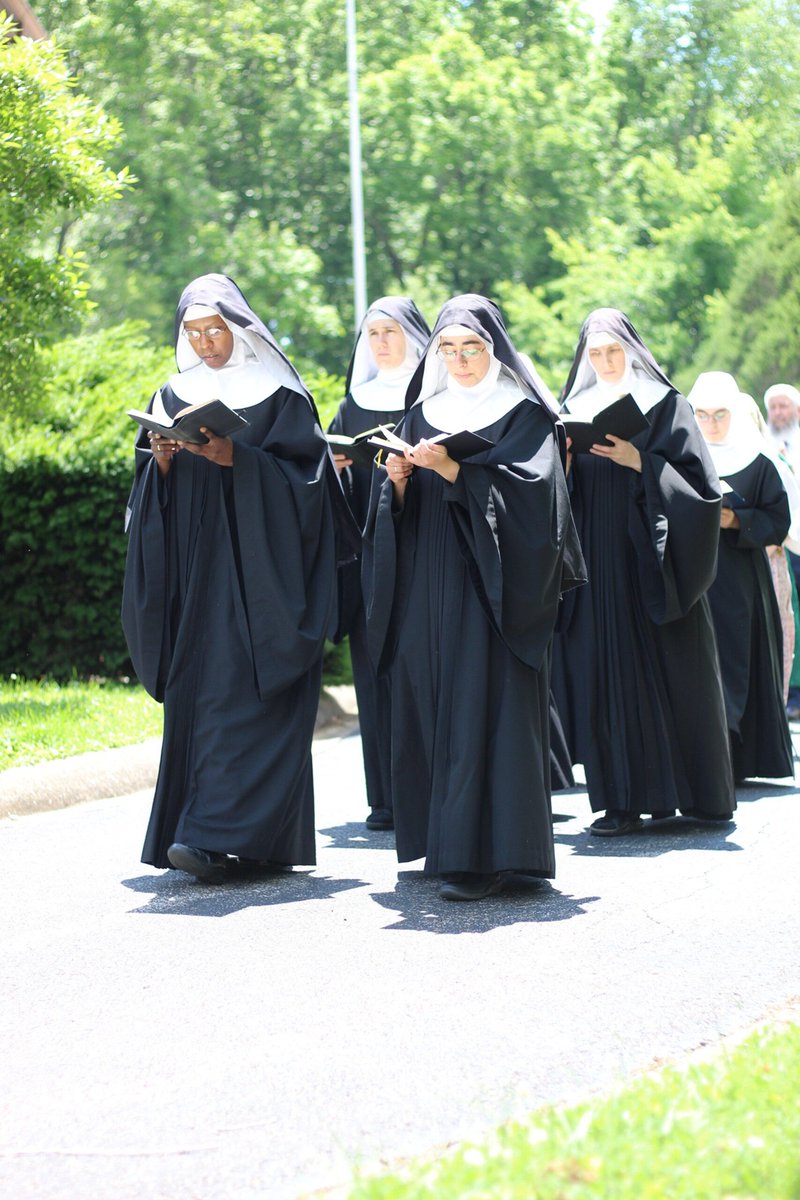 NunsHolding's tweet image. Religious Sisters of the Benedictines of Mary, Queen of Apostles in Evansville, Indiana holding books while walking in an outdoor procession. Photo from the the Benedictines of Mary website at benedictinesofmary.org/newsgallery/ev….