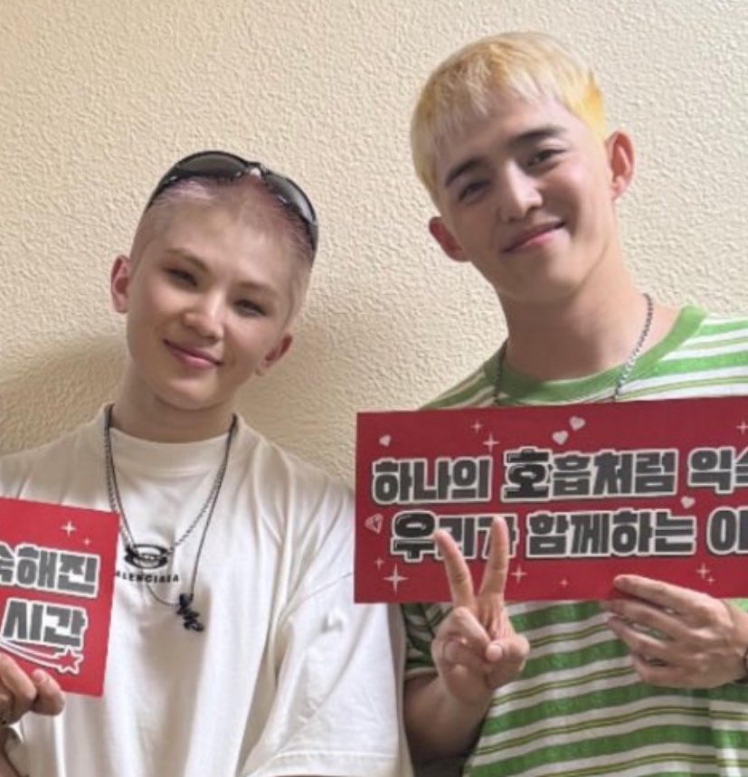 not a selca but we got the bebilogs in one picture!!!!!!! 🥹