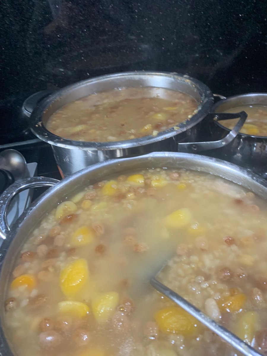 Anam sabah arıyor:
“Aşure yapacağım oğlum, sana dokunuyor ya… Bakliyatı az koyayım mı?” diyor.

Yaşı ilerlemiş, havalar kavuruyor, sağlık desen nazlı artık…
O yorulmasın, hasta olmasın diye içimiz gidiyor. 
Ama o hâlâ bizi düşünüyor, bir avuç bakliyatla şifa olsun derdinde…