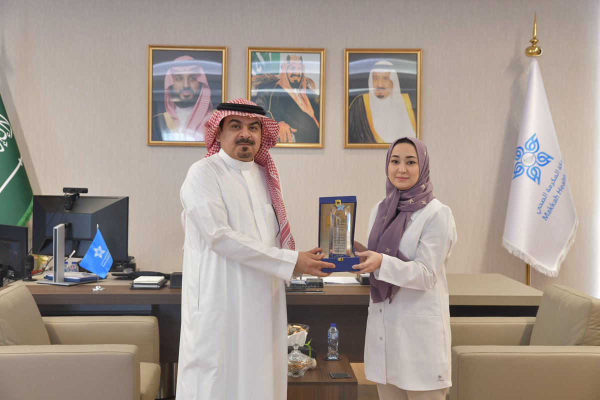 #تهنئة | 📸

الرئيس التنفيذي لـ #تجمع_مكة_المكرمة_الصحي
الدكتور/ حاتم بن أحمد العُمري
يُكرم الدكتورة/ مريم عبدالعزيز تركستاني،

لحصولها على المركز الأول كأفضل محتوى علمي في مؤتمر “صناعة اللقاحات والأدوية”
عن بحثها في استخدام الجزيئات النانوية لتطوير علاج السرطان.

#لتبقى_مكة_بصحة