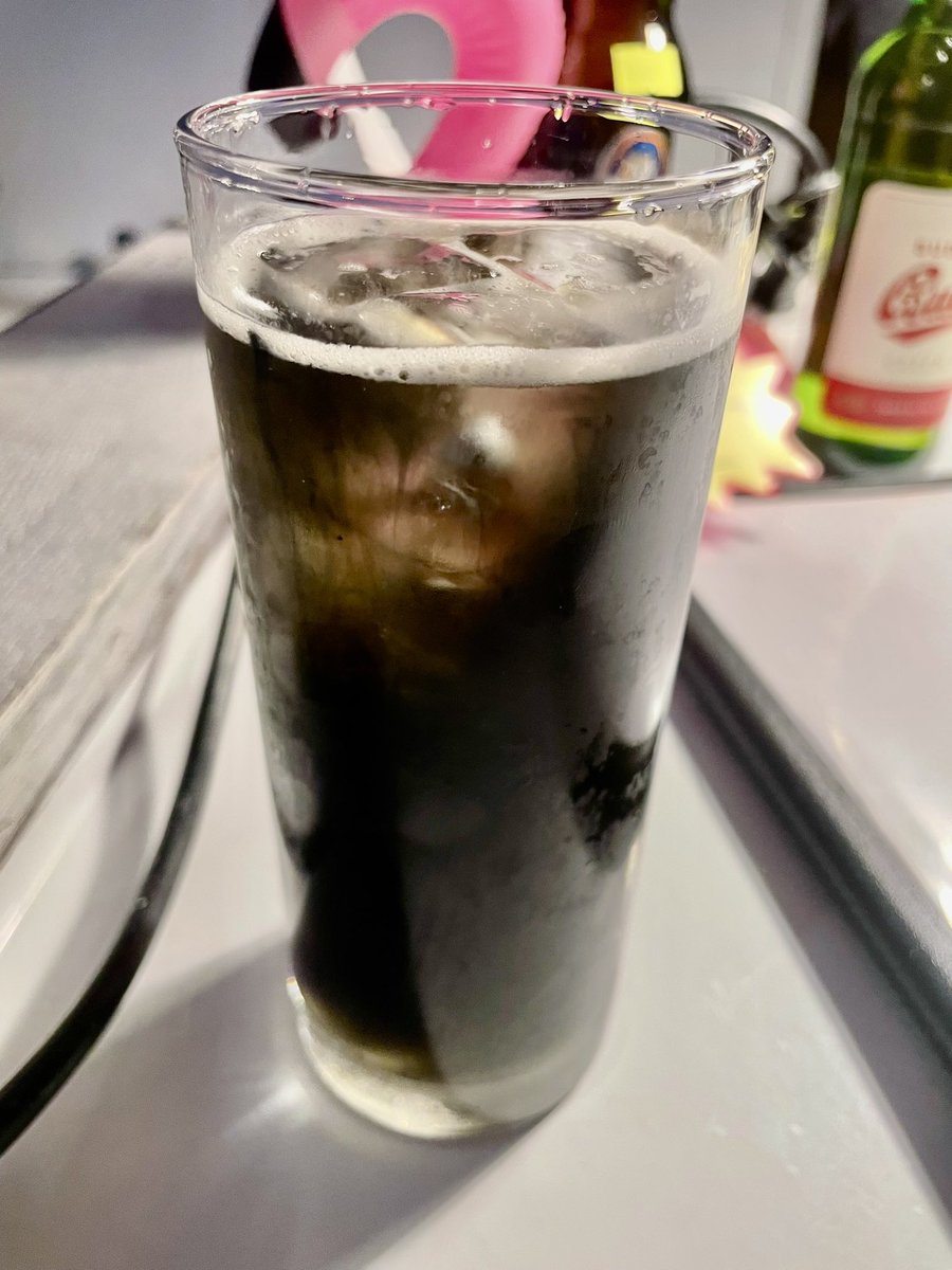 柴崎modエフェクター名を冠したカクテルもナイス

メタルゾーンをいただきましたがガツンとしたアルコール感ありつつもいやらしくない甘さで美味しかったです（危険なやつ）