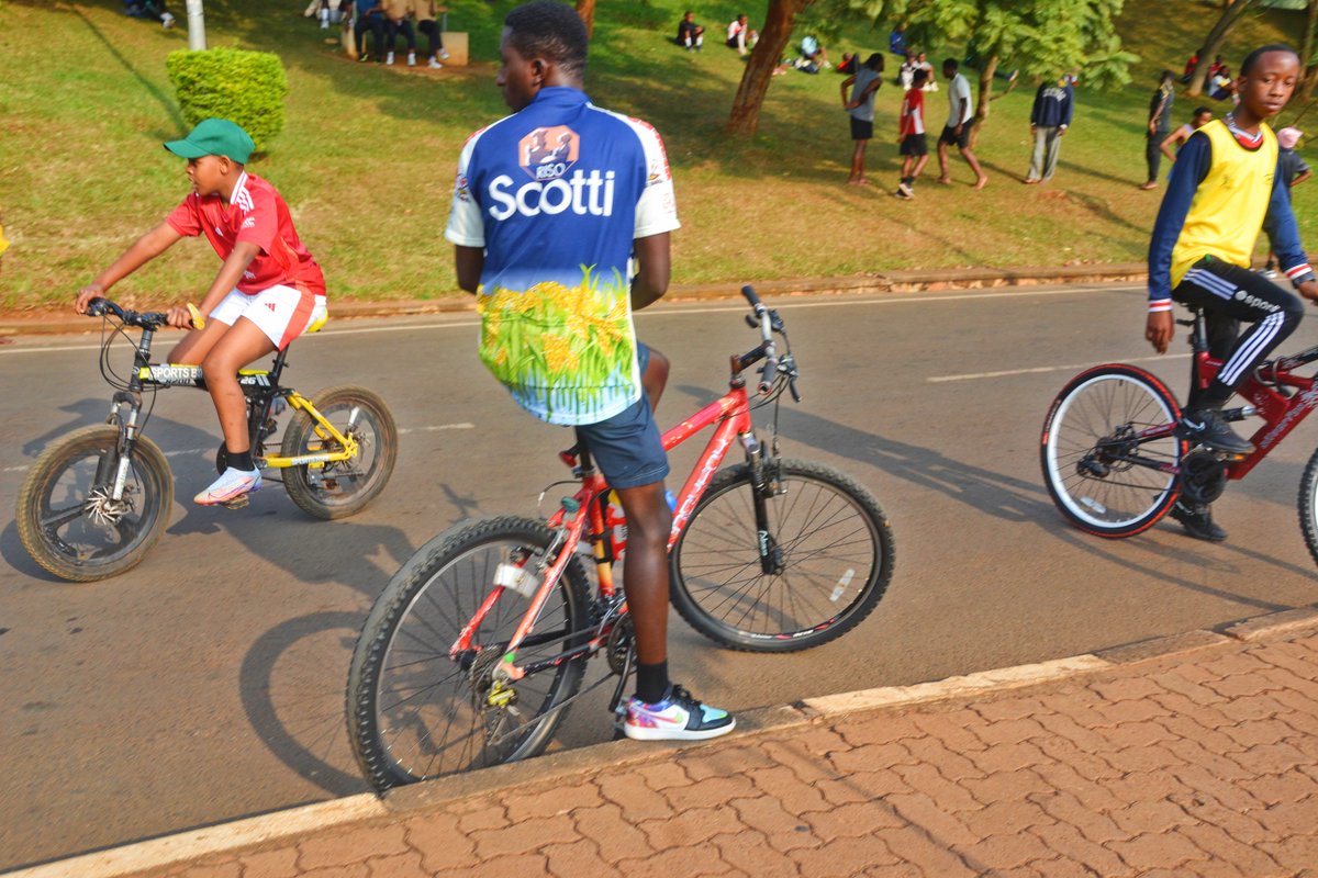 Abayobozi b'Akarere ka #Nyarugenge bifatanyije n'Imbaga y'abaturage muri siporo rusange #CarFreeDay iba 2 mu kwezi. Ubushakashatsi bwagaragaje ko siporo ari ngombwa mu buzima bw'umuntu wese yaba umwana, umukuru, usheshe akanguhe ndetse n'umusaza/umukecuru. 
#RwOT 
#KigaliYacu