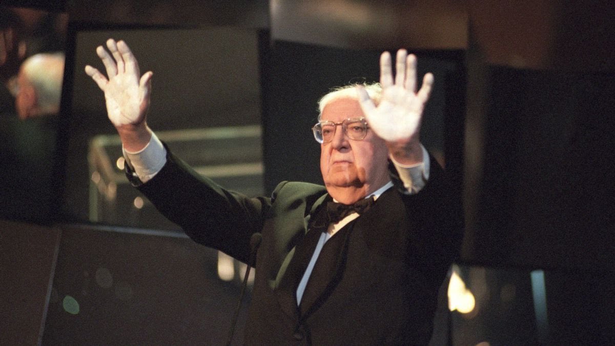 El asesinato de Miguel Ángel Blanco partió el corazón de todos los españoles decentes. Por eso, indigna que hoy muchos de ellos hayan abandonado aquel “espíritu de “Ermua” y produce ira que los herederos de los terroristas de ETA participen e influyan en el Gobierno de España.