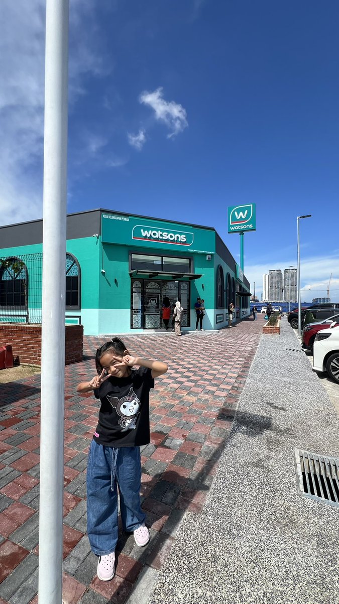 annafumi's tweet photo. Macam kena scam kat sini. “Jom la masuk kejap, dah alang2 sampai ni. Tak shopping pon tak apa” kena tipu je laki aku ni. Kesian dia. HAHAHAHAHA! https://t.co/KRxdmm7nc1