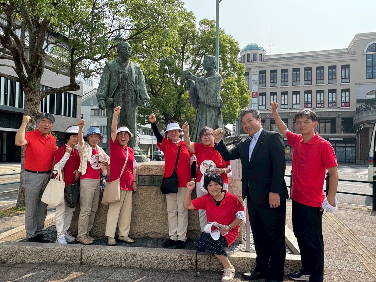 SaveNurse's tweet photo. ◇Day_07 滋賀県

7月9日（水）

滋賀県での街宣活動の模様です✨

県連からも議員の皆様が応援にかけつけてくださいました！

滋賀県も赤一色！
熱伝導を広げ、石田まさひろ候補の当選を目指します！

#石田まさひろ候補
#2枚目に石田まさひろ
#参議院議員選挙2025 https://t.co/nduLGkiCDC