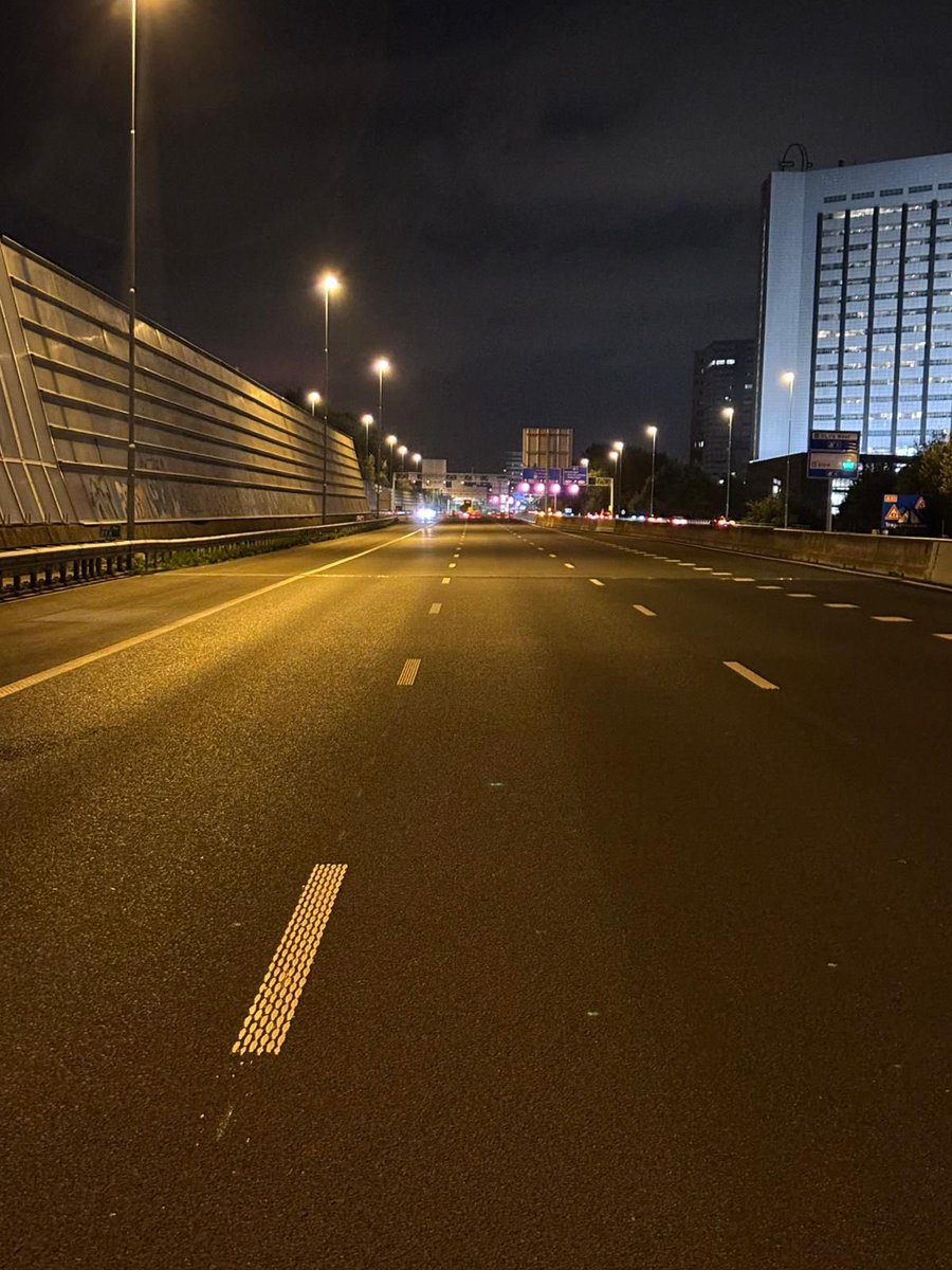 Het groot onderhoud aan de 2e Coentunnel is begonnen. Sinds 22.00 uur gisteravond is Ring West dicht na S102 en de A5 vanaf Westpoort. Verkeer richting Noord en Zaanstad rijdt een rondje Ring. rijkswaterstaat.nl/wegen/projecte…