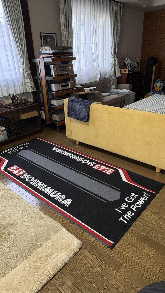 VJ21A_PEPSI's tweet photo. テーヨーのNSR mini。
ヨシムラのマットを買ったので2階のリビングに上げました。
暑すぎて外で作業できないので屋内でやるそうです。

#ヨシムラ
#NSRmini https://t.co/YARRnlHwfg