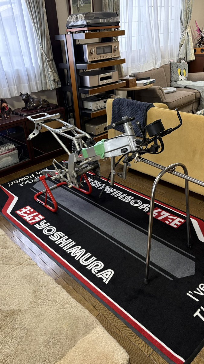 VJ21A_PEPSI's tweet photo. テーヨーのNSR mini。
ヨシムラのマットを買ったので2階のリビングに上げました。
暑すぎて外で作業できないので屋内でやるそうです。

#ヨシムラ
#NSRmini https://t.co/YARRnlHwfg