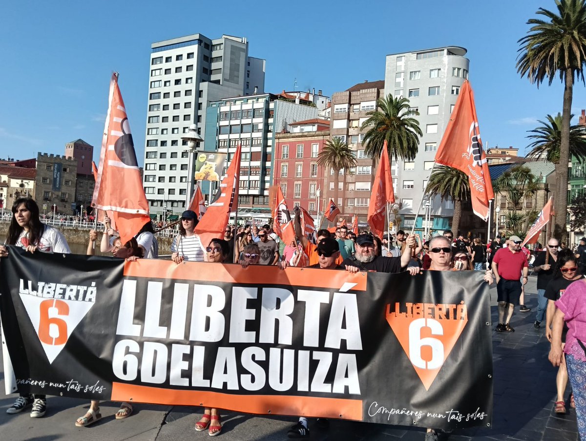 6delaSuiza's tweet photo. 🧡 Buenos días a nuestras 6 sindicalistas presas.
Tres días y tres noches ya entre rejas.
🔥 Pero los poderes oscuros que os encerraron no saben que sois luz y ejemplo para toda la clase trabajadora. 
✊ Nos vemos en la calle, donde seguimos exigiendo vuestra libertad. https://t.co/JrEYvWV2mD
