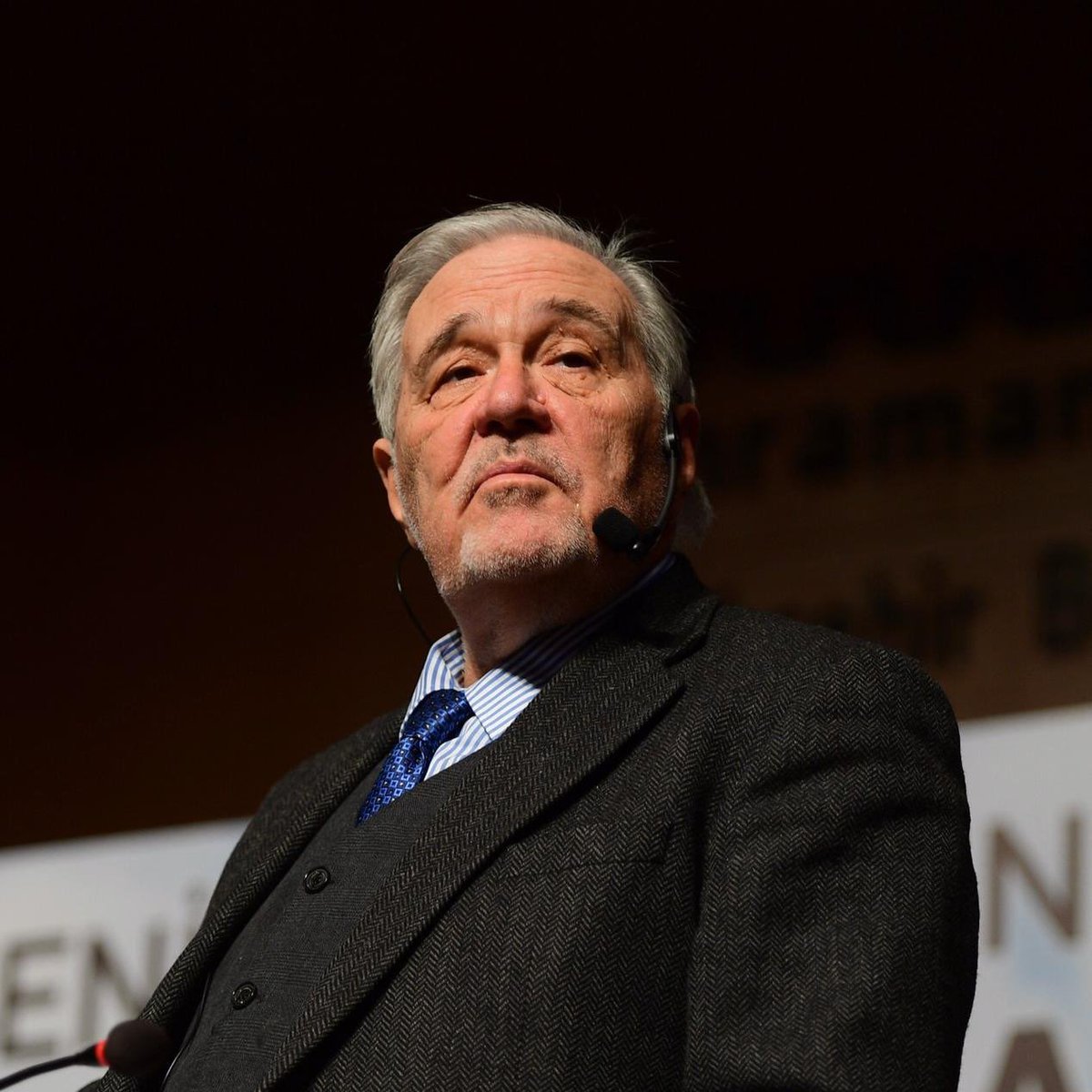 🔴 İlber Ortaylı: "Saltanat ilga edildikten sonra padişah, iç savaştan çekinerek ülkeyi terk etmiştir.

Hanedanın mensuplarının bile Cumhuriyet’e ve Mustafa Kemal Paşa’ya karşı saygılı davrandıkları; Cumhuriyet’in meşruîyetine halel getirmemek için her türlü tertipten