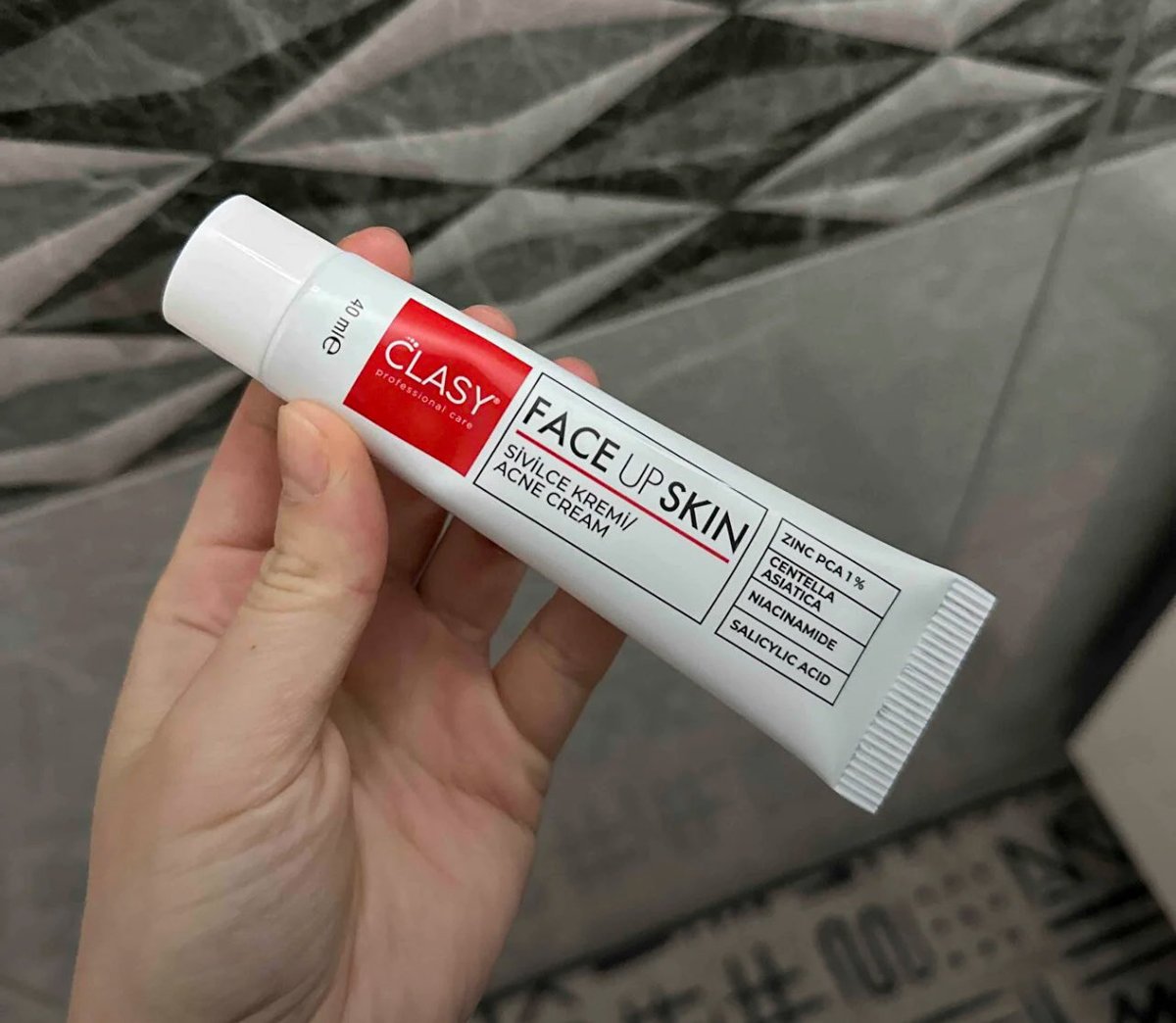 Sivilce ve aknelerini yok ettiği gibi iz de bırakmıyor. 👌🏻