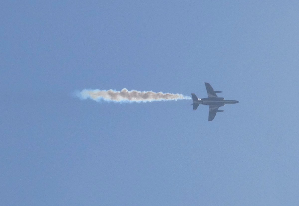 4p_n6's tweet photo. 機体は本当に青かった。

#ブルーインパルス #大阪の空を見上げよう https://t.co/2JCxBa1jM6