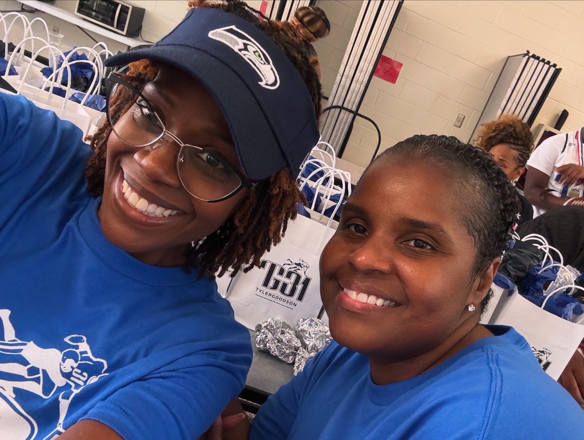 Traceyiv's tweet image. A time was had at the 2nd Annual Tyler Goodson Youth Camp at North Gwinnett High School! Giving back to the community is what it is all about! So love seeing some of my NG football mom and babies all grown up! Can’t wait to do it again next year!!! @tgood_15