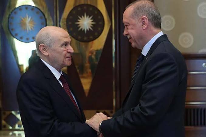 Terörsüz Türkiye…

Birinci Dünya Savaşı’nın galiplerinin öncelikle hedefi tarihin en güçlü “Sünni Türk - İslam Devleti” olan Osmanlı’yı ortadan kaldırmaktı. Çünkü Osmanlı, beşyüz yıllık korkuları, kabuslarıydı. 

Osmanlı Devleti’nin yıkılması ilk hedefleriydi ama son arzuları