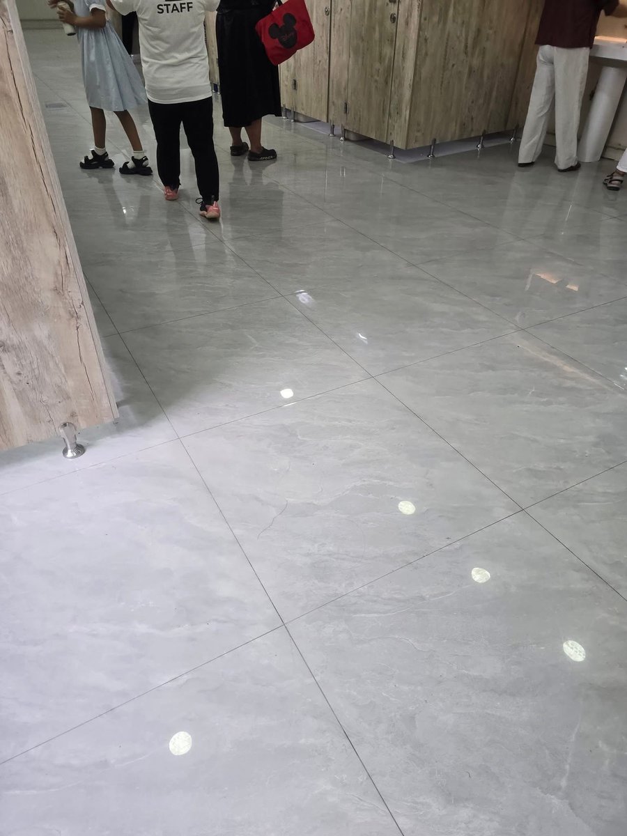 Төв цэнгэлдэх хүрээлэнгийн ариун цэврийн өрөө нь аймар олон 00-той, тэр нь цэвэрхэн, үйлчлэгч нь нэг хүн оронгуут зөрж ороод цэвэрлээд бга нь гайхал төрүүлэв😳

Энэ гэхдээ юу ч биш. 00-ууд нь бүгдээрээ нойлын цаастай гээд бод доо. Аймар уу😱