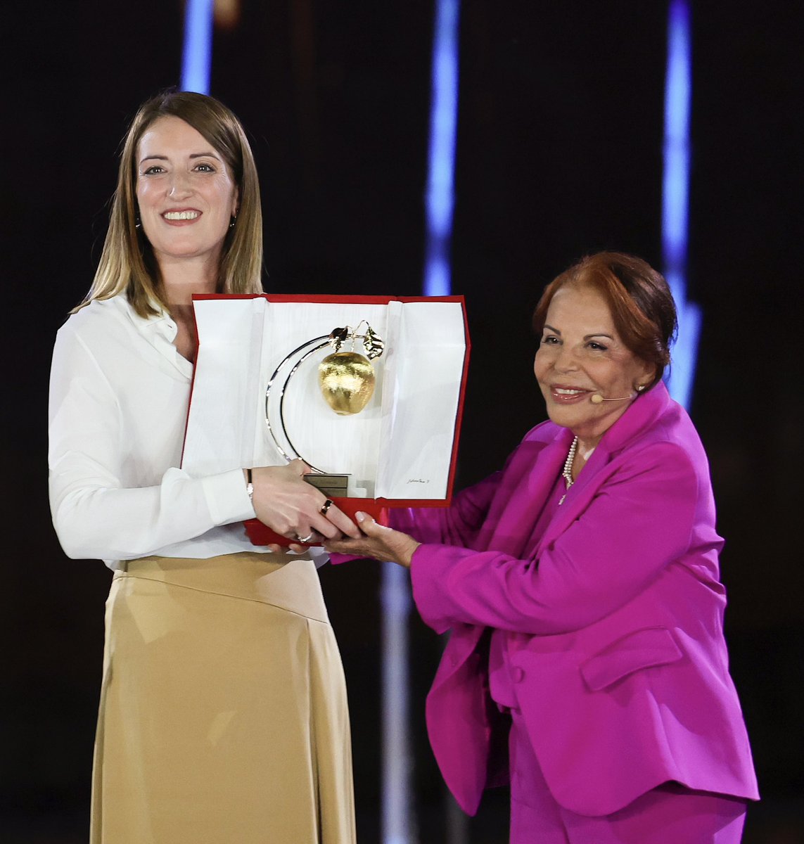 EP_President's tweet image. Honoured to receive the Mela d’Oro 2025 in Rome, alongside extraordinary women.
I share this award with all Members of @Europarl_EN, working every day to build a better Europe for all.
Thank you @FondBellisario for your commitment to empowering women.