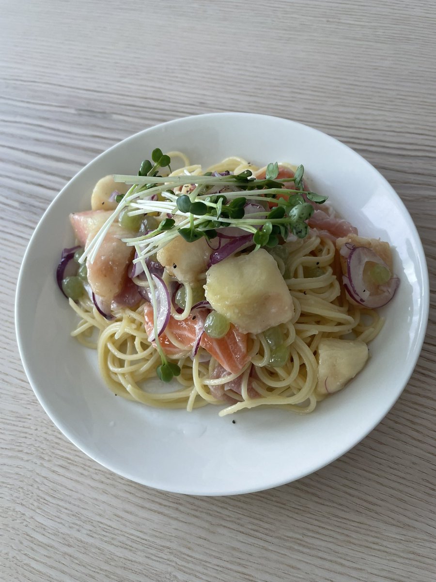 mama_'s tweet photo. 桃と葡萄とサーモンと生ハムのパスタ食べさして貰った。サーモンの油っ気を果物が洗い流す感じで美味しかったな〜 https://t.co/0OEpXRwjbH