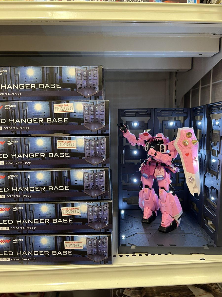 LEDハンガーベースありますっ！！
組み立てたガンプラをカッコよくディスプレイして写真を撮りましょう！！
