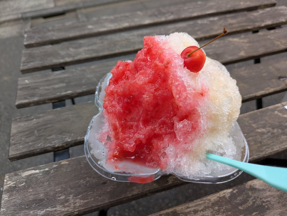 IIllIIllIIll's tweet photo. 【ドゥアン･ダーオ】
間借りしていた荒木町やくみやの移転により今夏は間借りかき氷は無く、貴重なイベント出店のみ。

●1杯目：梅漢方コーラ，プラムとローズマリー。
●2杯目：桃杏仁，カラメルいちじく。

2杯ともフレンチタラゴン糖蜜ベースで、ダーオさんらしさ溢れるかき氷。 https://t.co/jbcwf8XSTJ