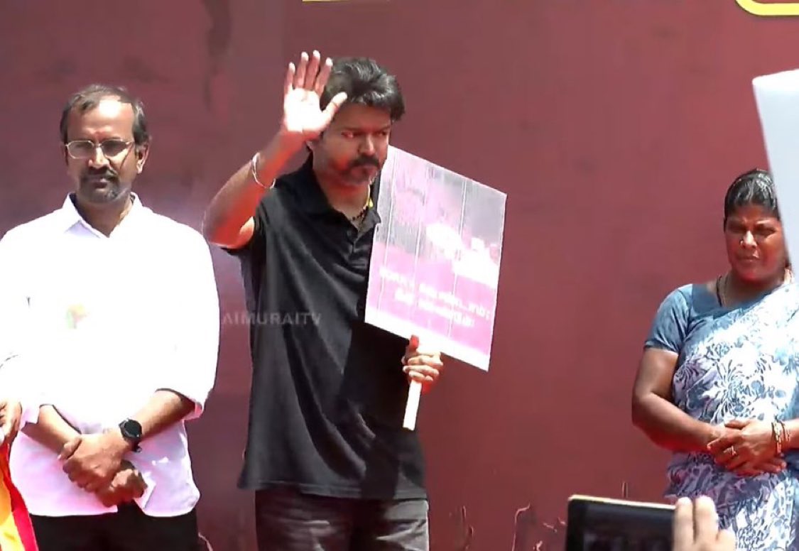 #Thalapathy leading the protest 🔥🔥 

#DMKSocialinjusticeGovt #tvkprotest <a href="/TVKVijayHQ/">TVK Vijay</a>