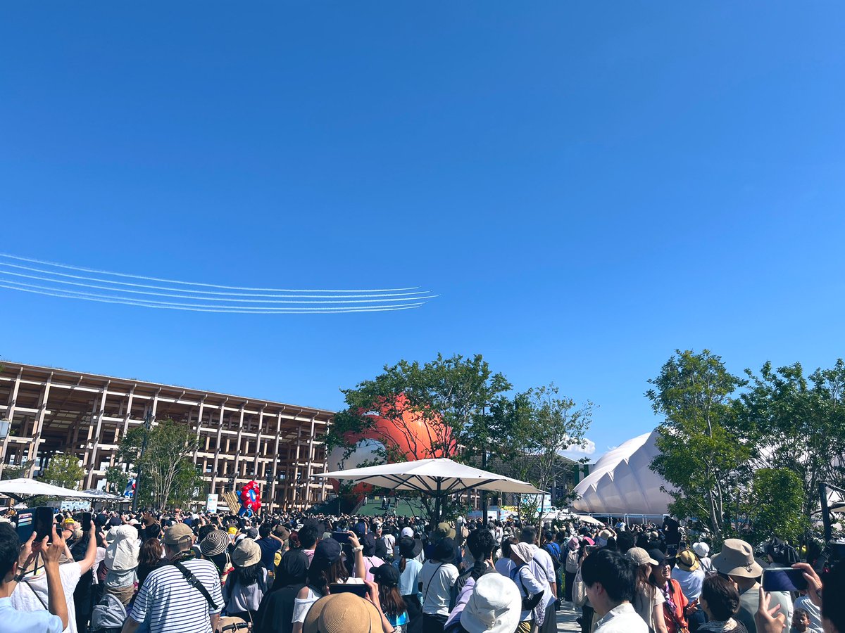 bilbaon's tweet photo. 万博ブルーインパルス！かっこよすぎ。来れてよかった。
#万博　#ブルーインパルス　#万博の空にブルーインパルス https://t.co/tHWaQtpkyl