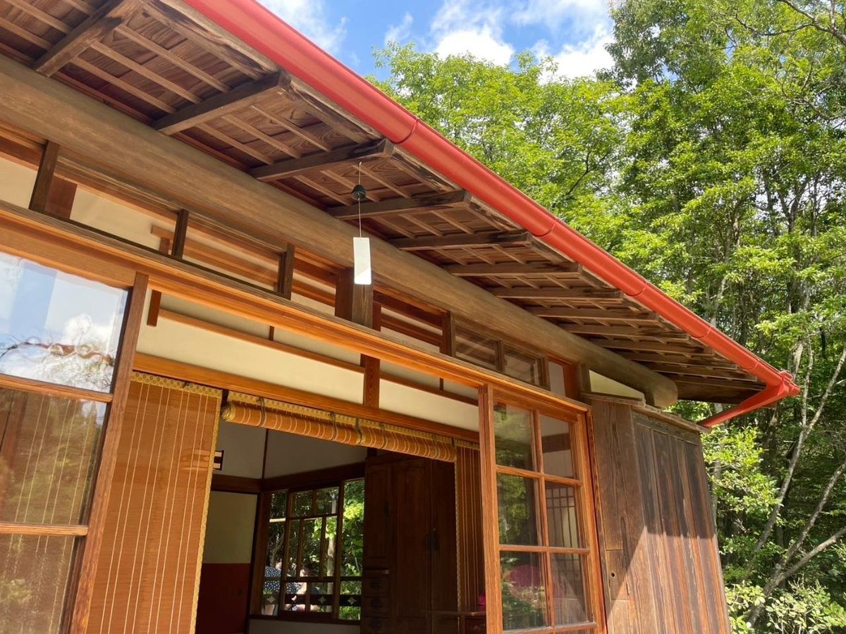 ghibliparkjp's tweet image. どんどこ森の浮き島ではお客様がどんどこ踊りを楽しんでくださったおかげもあり、立派なヒマワリが咲きました。サツキとメイの家では風鈴の音がひとときの涼を届けてくれています。夏本番です。ぜひ熱中症対策をして楽しみに来てください。