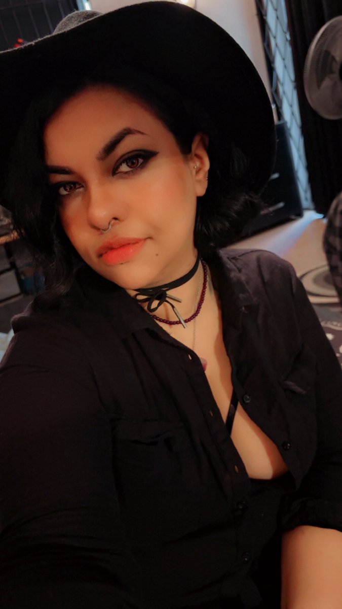 🖤OOTD🖤
You don’t go out often and when you do… YOU DO IT IN STYLE… even if it’s just to get groceries!

Hope you like it!