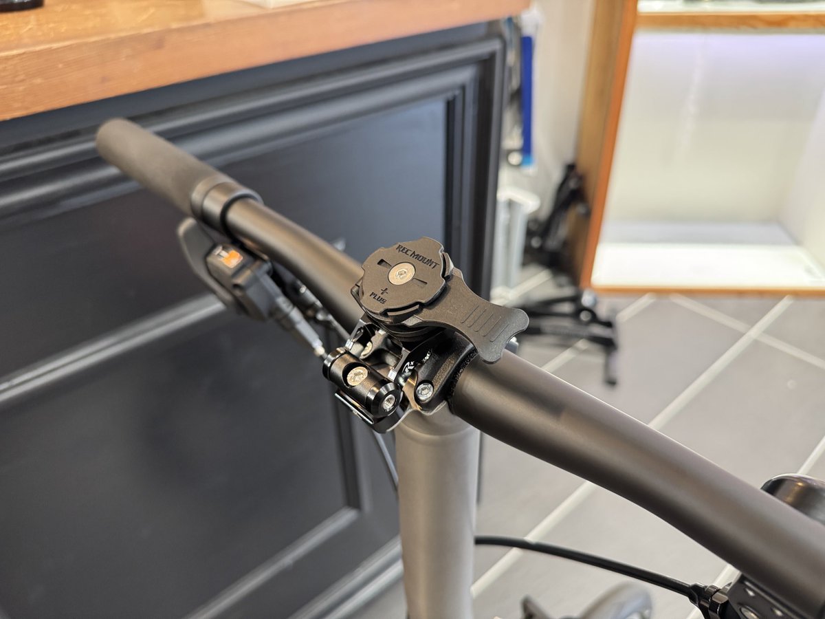 lb_daikanyama's tweet photo. Brompton T Line対応のスマートフォンマウントがレックマウントより入荷。
全ハンドル形状に対応し、折りたたみに干渉しない専用設計。ガーミンマウント付属で用途に応じて使い分けができます。
取付は店頭でも承っておりますので、お気軽にお問い合わせください。
#brompton #recmount https://t.co/XELN1qm55R