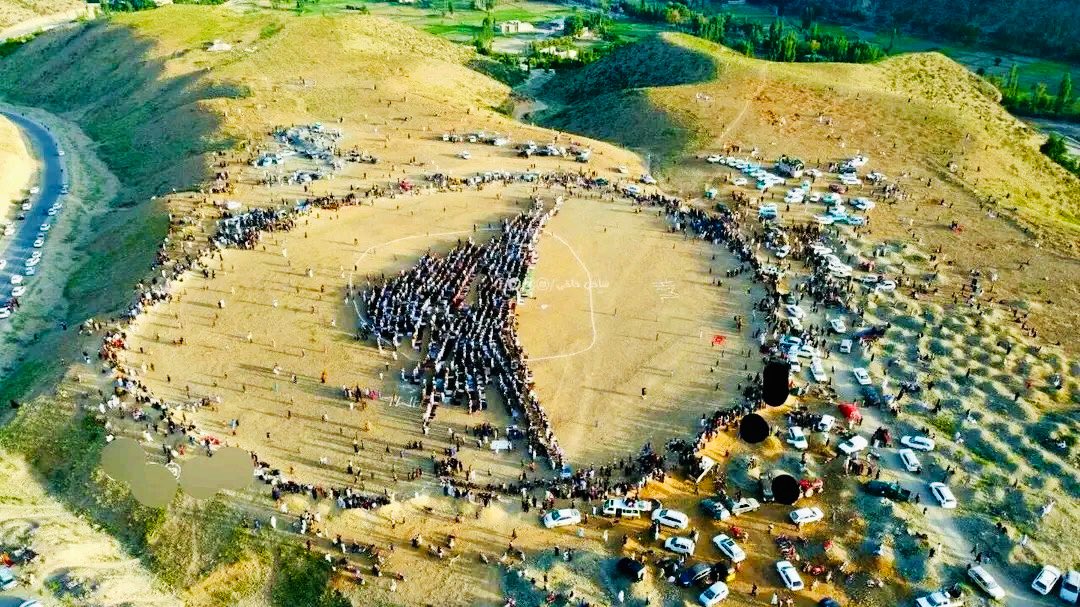 إن من أعظم مزايا النظام الإسلامي أن وقت الصلاة إذا حلّ أثناء اللعب، ترك الجميع ما بأيديهم، وتوجهوا بقلوب خاشعة ليؤدوا الصلاة جماعة، في مشهد يفيض إيمانًا وروحانية. 

مباراة الكريكيت في #خوست 📸