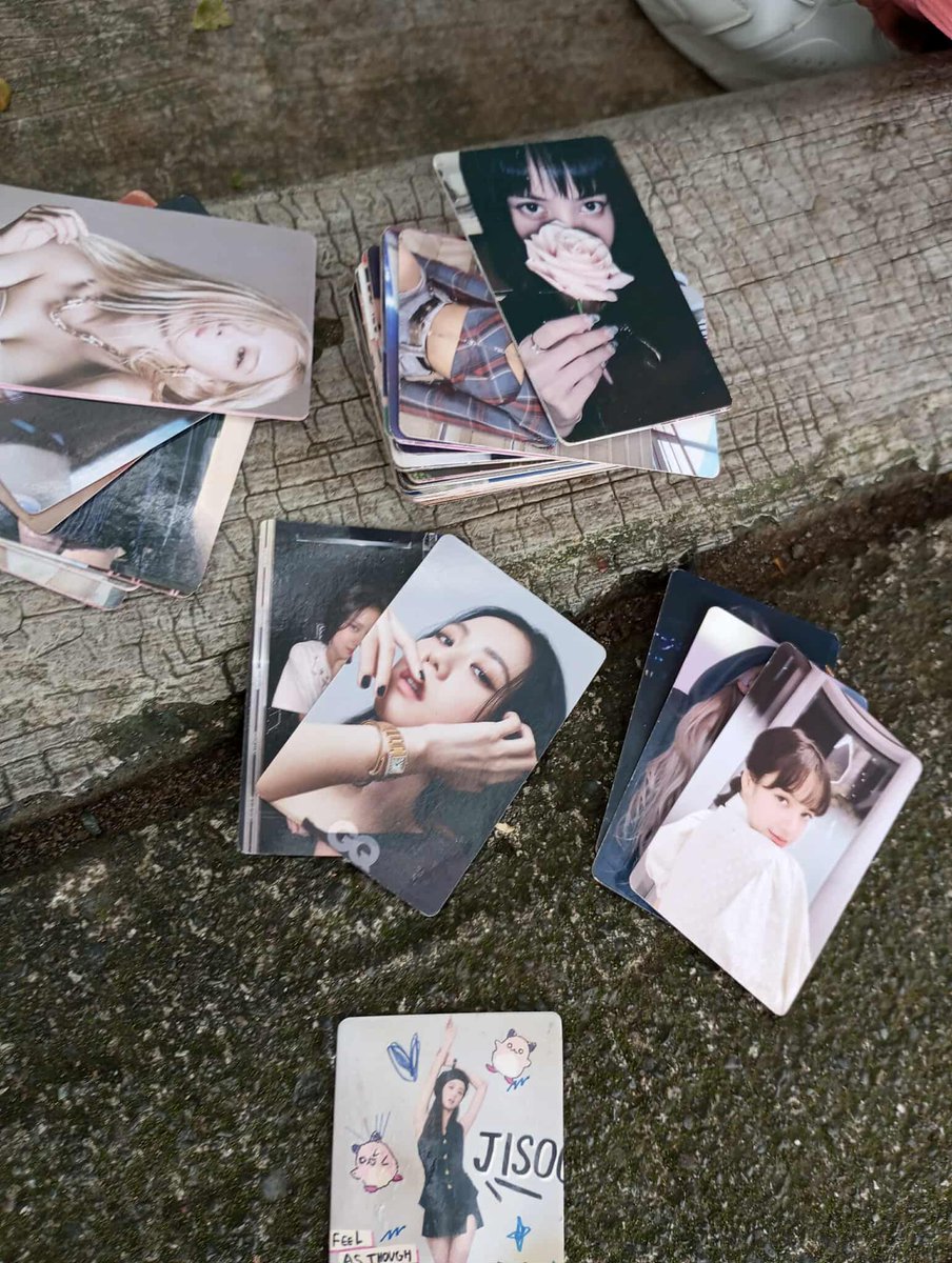 AddtoKArt1's tweet photo. While doing my field works, I saw a photoalbum on the street on the pile of trash and I think it was thrown. I was surprised it was full of Blackpink and Newjeans photocards.

#BLACKPINK #NewJeans #photocard https://t.co/kUF0R4Jbon