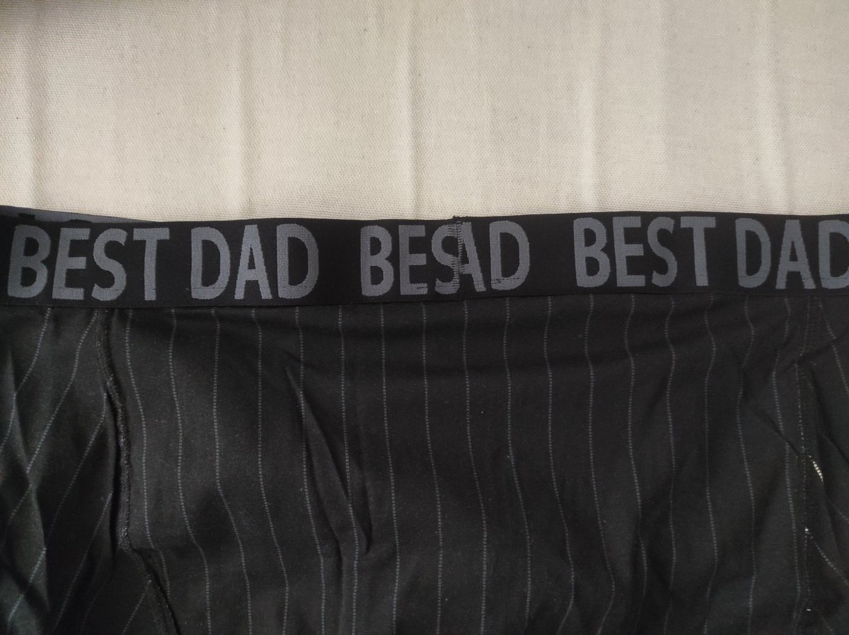 Meine Frau ist in Norwegen auf eine "best Dad"-Boxershorts gestoßen. Ich muss sagen, dass ich die Naht hinten mehr fühle...