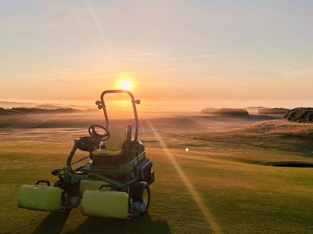 Some mornings are just magical. #royalaberdeengolfclub #balgownie #linksgolf #scottishgolf #turftechs #greenkeepers #sunrise