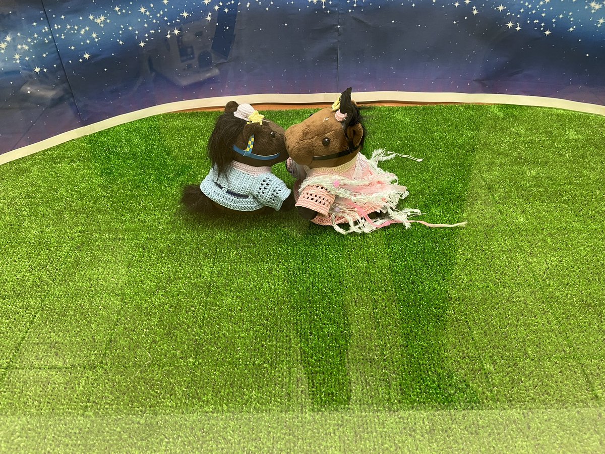 tomoyan0628's tweet photo. 福島競馬場のターフィーショップの織姫と彦星 https://t.co/gtFwMxfHa5