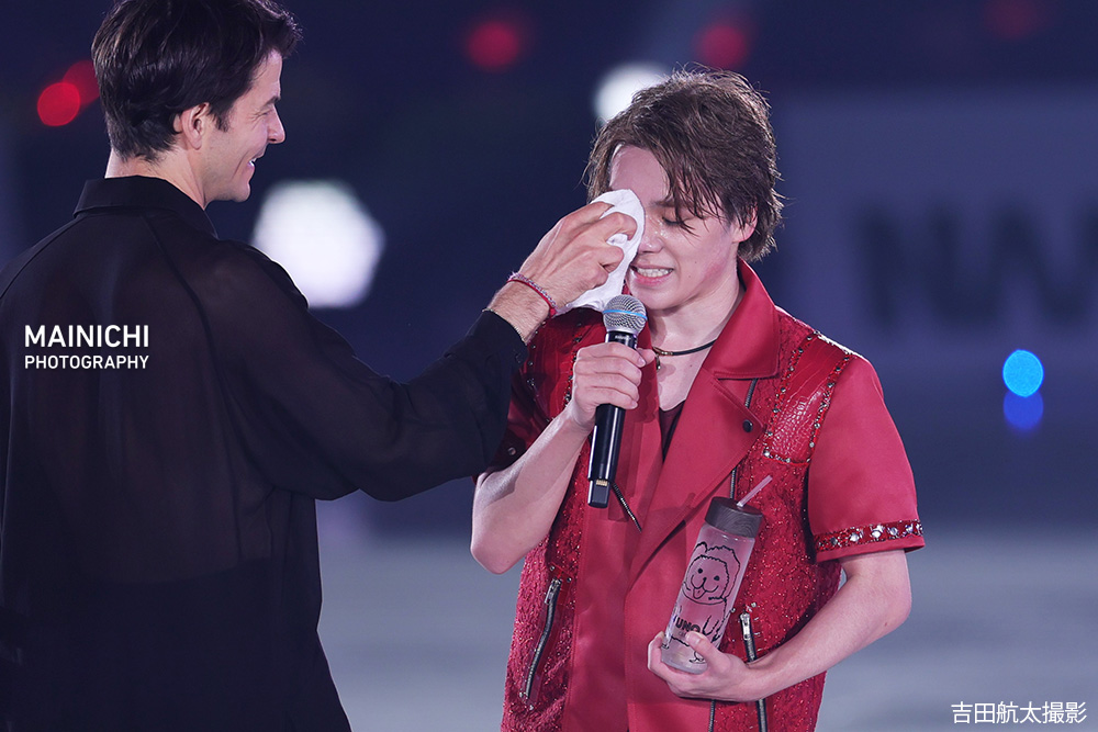 #フィギュアスケート で昨年引退した #宇野昌磨 さんが初プロデュースしたアイスショー「Ice　Brave」の千秋楽公演。写真はステファン・ランビエルさんに汗を拭いてもらう宇野昌磨さんです。
写真特集を更新しています→mainichi.jp/graphs/2025071…