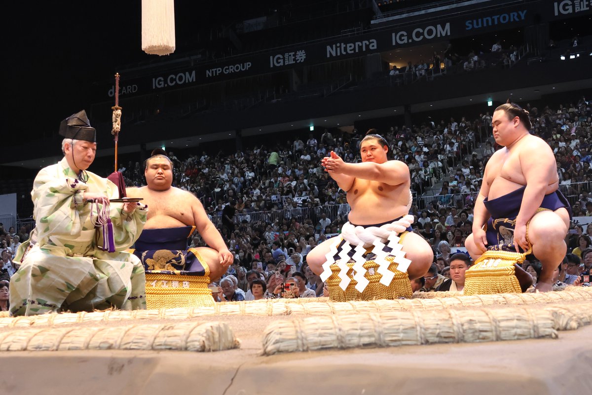 初日の様子＞ 横綱 大の里土俵入り 太刀持ち・露払いを務めるのは、髙