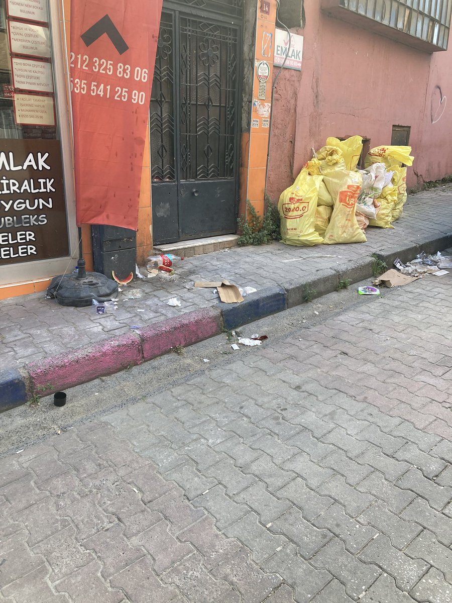 ozz_gee_'s tweet photo. @tc_cimer yıl 2025 yer Kağıthane belediyesi koku ve sinekten yolda bile yürünmüyor https://t.co/AvVutFkYK9