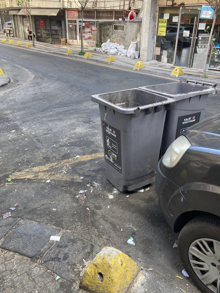 ozz_gee_'s tweet photo. @tc_cimer yıl 2025 yer Kağıthane belediyesi koku ve sinekten yolda bile yürünmüyor https://t.co/AvVutFkYK9