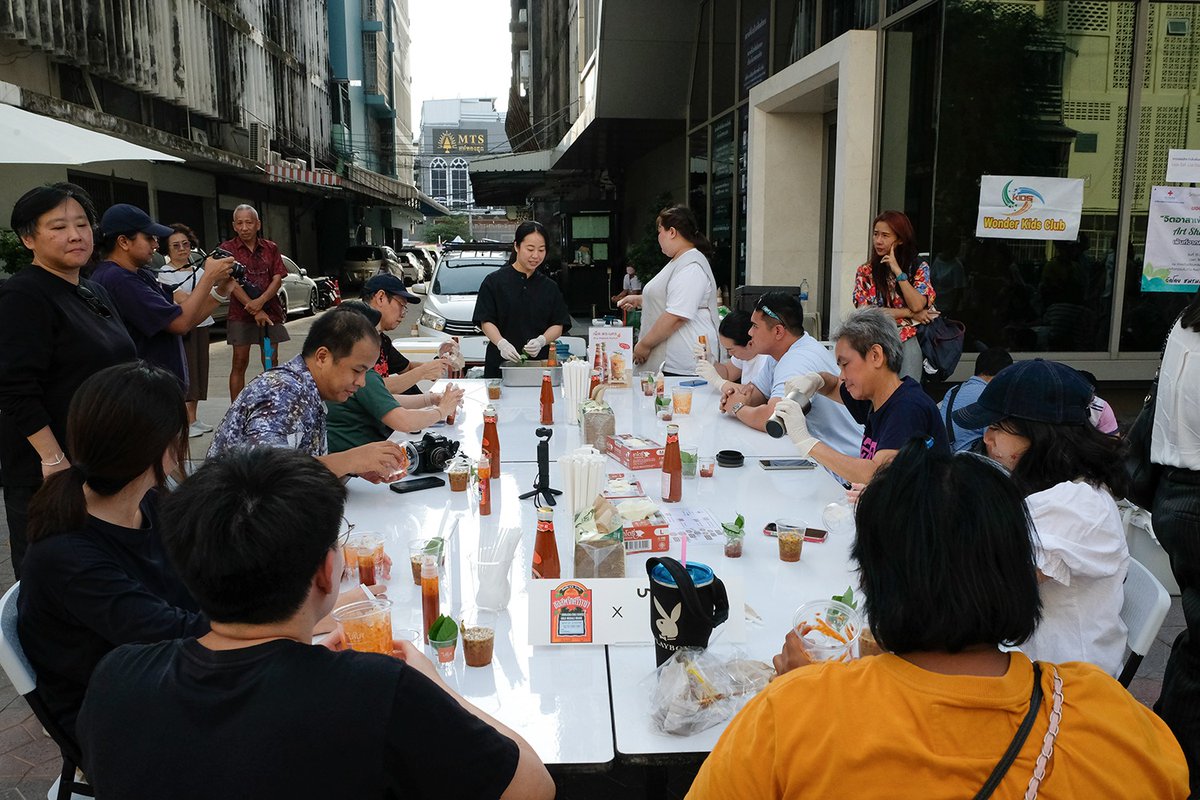 Cultural_Bkk's tweet photo. วันนี้เป็นวันสุดท้ายของงานแล้ว! อย่าพลาดกิจกรรมสนุก ๆ และบรรยากาศสุดพิเศษยามเย็นริมคลองโอ่งอ่าง เจอกัน 16.00 – 20.00 น. นะคะ 🥰

💥 แล้วพบกันที่ริมคลองโอ่งอ่างในงาน CulturalDistrict2025 “พระนคร ออน โอ่งอ่าง: หันน่าเข้าคลอง”
2/3

#CulturalDistrict #RattanakosinIsland https://t.co/W6OXzjkvNB