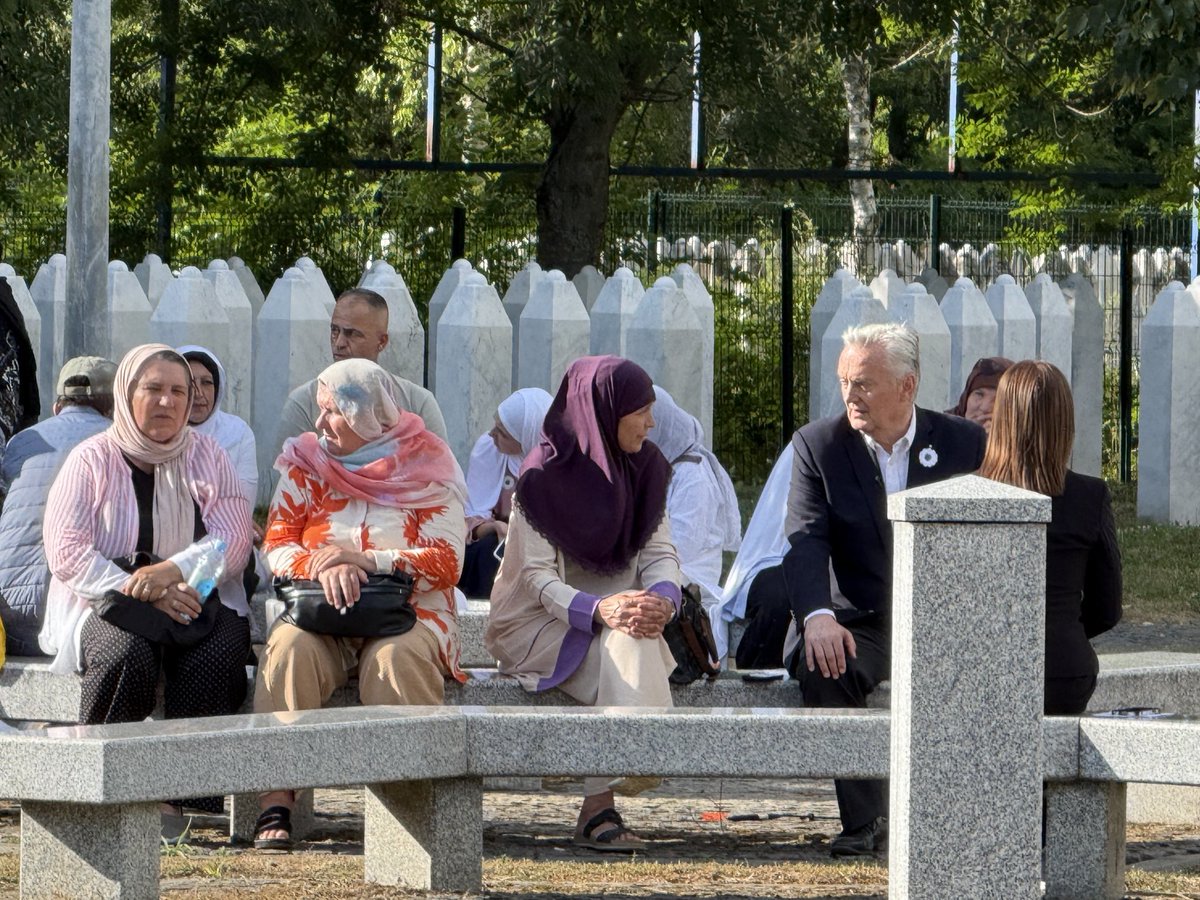 Vijesti.ba (@vijesti_ba) on Twitter photo Ambasador <a href="/LagumdzijaZ/">Zlatko Lagumdžija</a> tokom obilježavanja godišnjice genocida, sa majkama Srebrenice na mezarju u Potočarima Ambasador <a href="/LagumdzijaZ/">Zlatko Lagumdžija</a> tokom obilježavanja godišnjice genocida, sa majkama Srebrenice na mezarju u Potočarima
