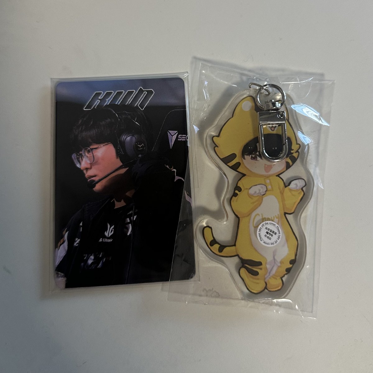 whytealeaf's tweet photo. ‼️GIVEAWAY ‼️

In celebration of Gen G's MSI victory, I am giving away:
- T-shirt from The Mau (sz S)
- Chovy genrang keyring from The Mau
- Gen G Photocard Set

Requirements:
- RT + Like
- Open to Gen G fans only
- Free intl shipping!
- Ends 14/7 23:59 GMT+8

#GENWIN https://t.co/VwC3jgjFKO