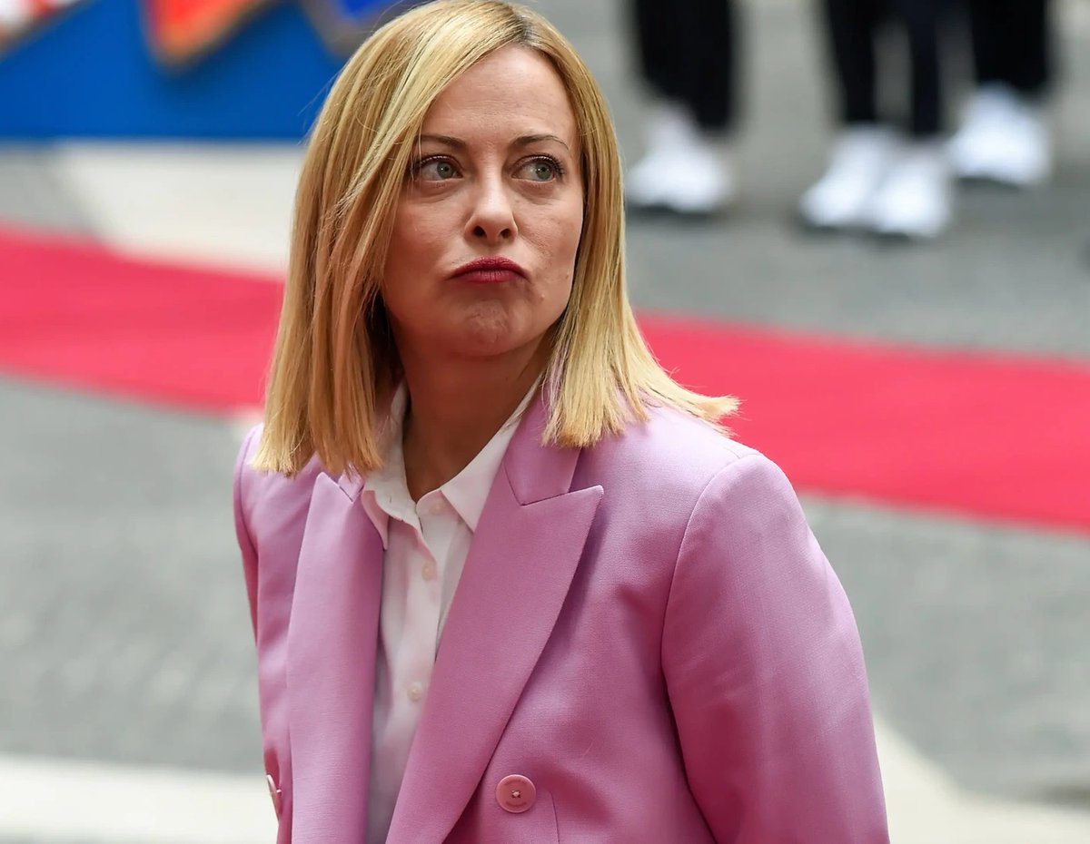 leo_cecchi91's tweet image. Vedete, la questione è di stile e onestà. Perché - è vero - Giorgia Meloni e il suo Governo non potevano, tecnicamente, evitare che Trump togliesse i dazi solo a noi. Non esiste sul piano tecnico, ripeto. Perché siamo nell&apos;Unione Europea.

Però non dovevano intestarsi meriti…
