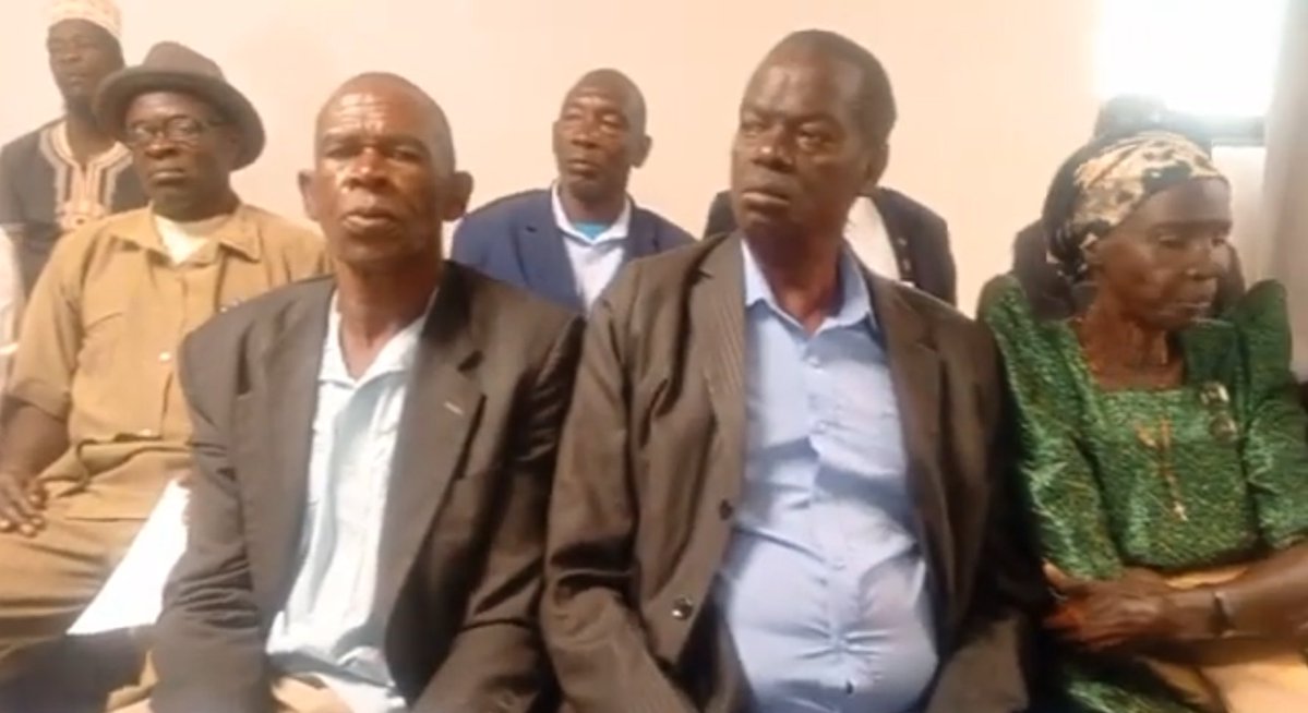 FDCOfficial1's tweet image. Yesterday, Elders from Bugisu & Teso held a meeting with the two presidential Flagbearer Candidates. The elders emphasised the need for consensus among the two.
They asked Eng. Patrick Oboi Amuriat to step down in favour of Hon. Nandala Mafabi to avoid post-election tensions.
