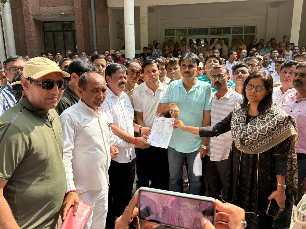 विद्यालय बंद करने का निर्णय छात्र एवं शिक्षक हित में नहीं है इसलिए सरकार को यह निर्णय वापिस लेना चाहिए । #मधुशाला_नहीं_पाठशाला_दो
<a href="/DrDCSHARMAUPPSS/">Dr Dinesh Chandra Sharma</a> 
<a href="/dileepuppss/">DILEEP PANDEY</a> 
<a href="/UPPSS1921/">UPPSS(उ०प्र०प्राथमिक शिक्षक संघ)</a> 
<a href="/SanjaySinghmaw1/">Sanjay Singh ब्लॉक-मंत्री-UPPSS-mawai</a>